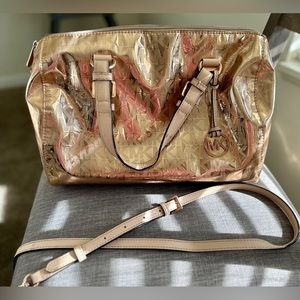 It can be used in two ways. The zippers work perfectly.